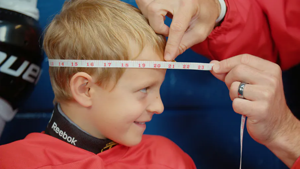 Výber správnej veľkosti prilby pre hokejového brankára